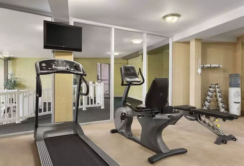 Отель Travelodge By Wyndham Edmundston