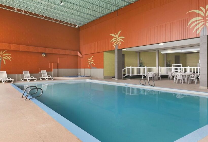 هتل Travelodge By Wyndham Edmundston