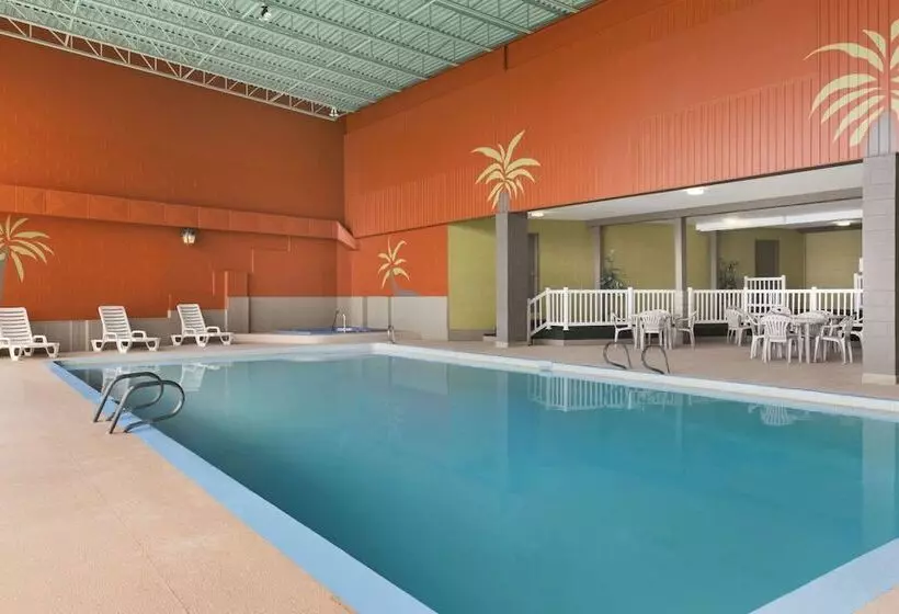 Отель Travelodge By Wyndham Edmundston