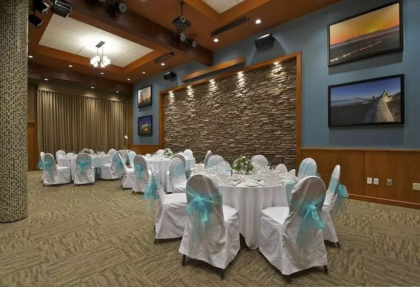 Отель Coast Tsawwassen Inn