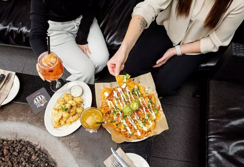 Отель Coast Tsawwassen Inn