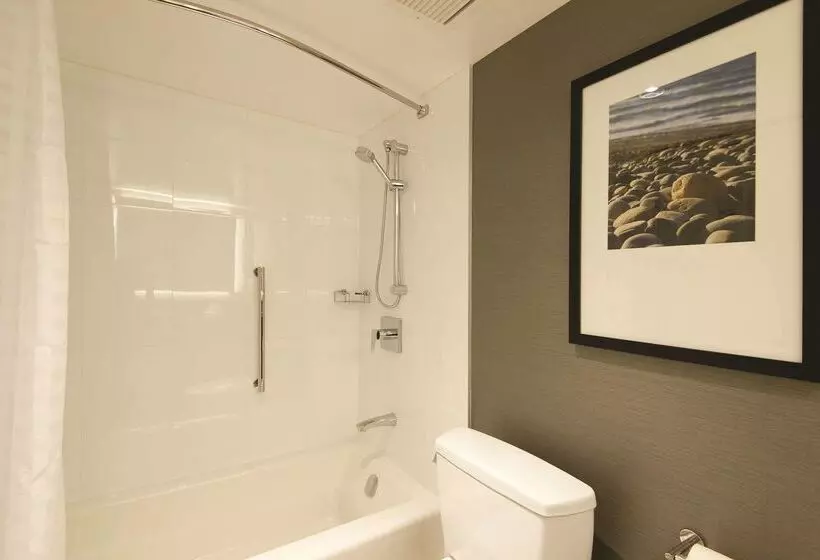 Doubletree By Hilton Hotel & Suites Victoria