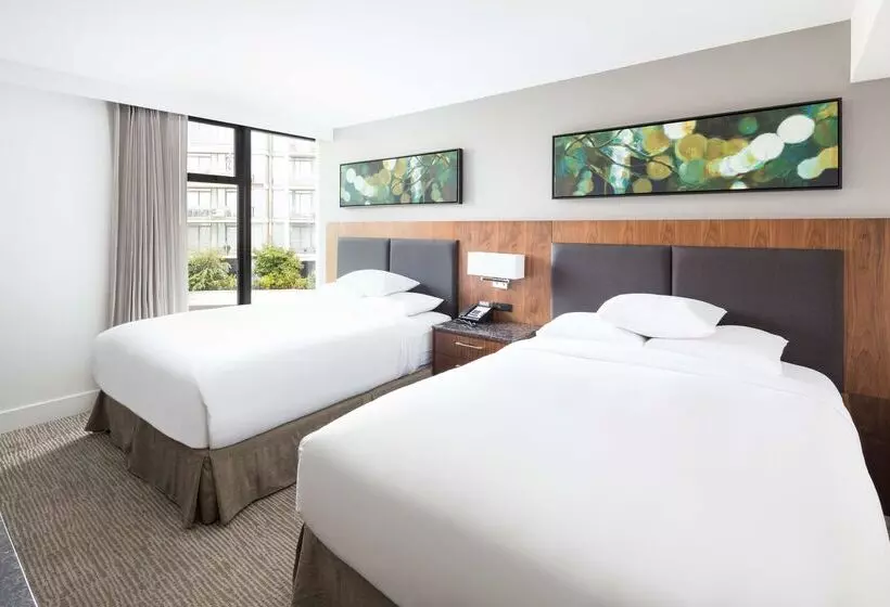 Doubletree By Hilton Hotel & Suites Victoria