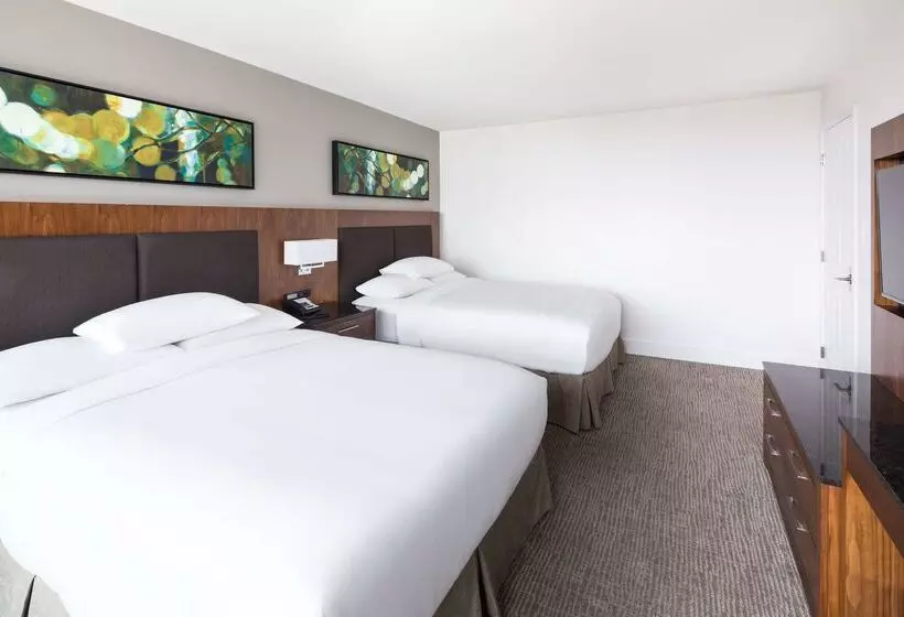 Doubletree By Hilton Hotel & Suites Victoria