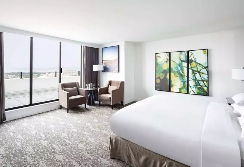 Doubletree By Hilton Hotel & Suites Victoria