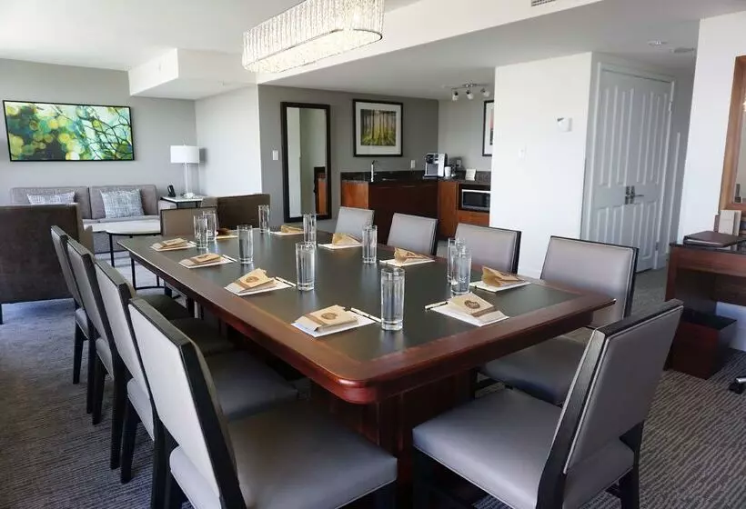 Doubletree By Hilton Hotel & Suites Victoria