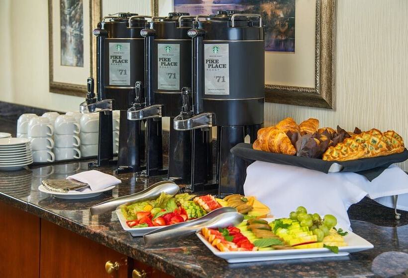 هتل Royal Canadian Lodge