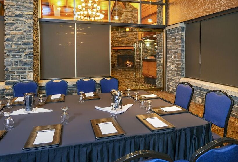 هتل Royal Canadian Lodge