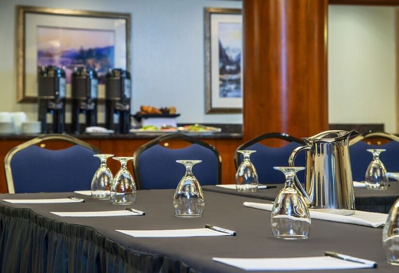 هتل Royal Canadian Lodge