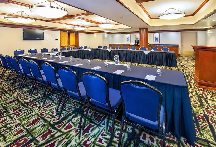 هتل Royal Canadian Lodge