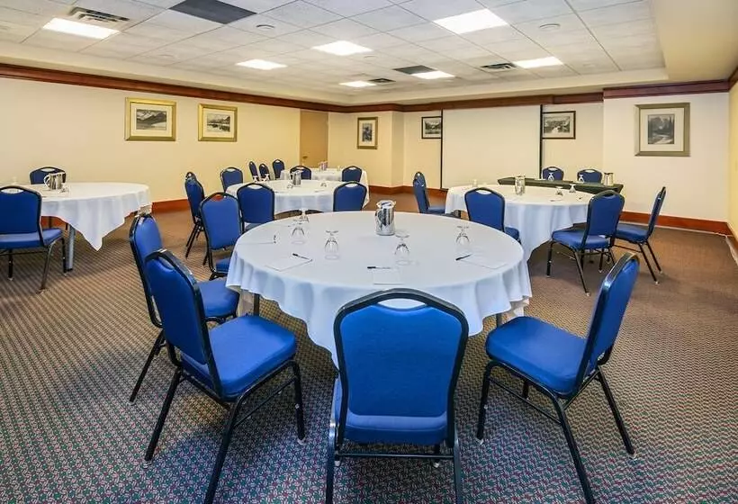 호텔 Royal Canadian Lodge