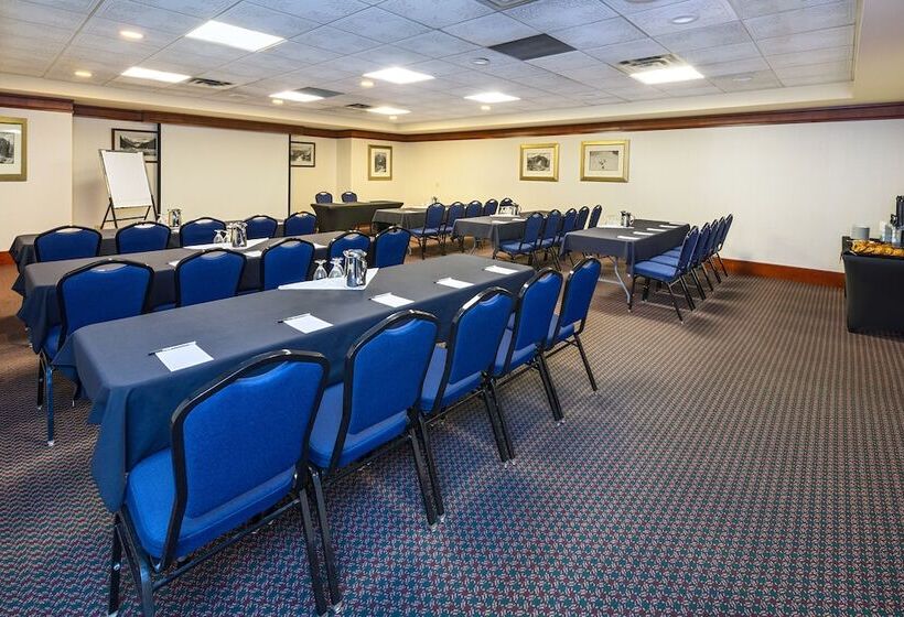 هتل Royal Canadian Lodge