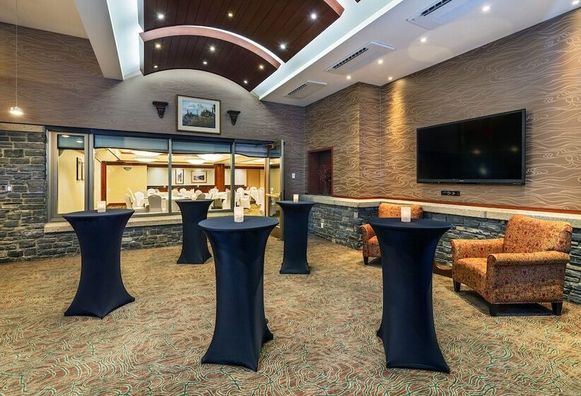 هتل Royal Canadian Lodge