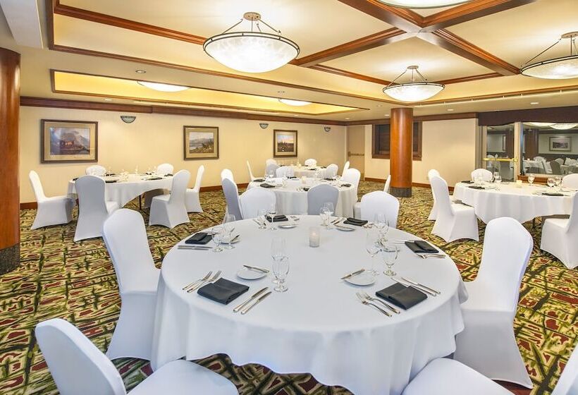 هتل Royal Canadian Lodge