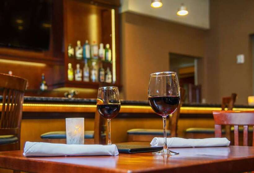 هتل Royal Canadian Lodge