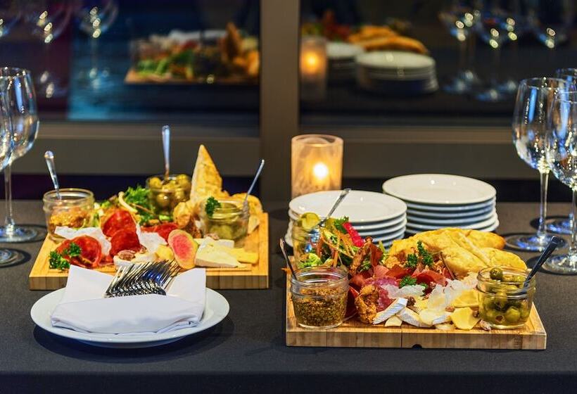 هتل Royal Canadian Lodge