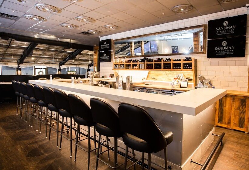 בית מלון כפרי Sandman Signature Lethbridge Lodge