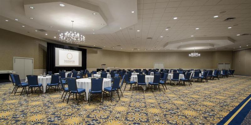 هتل Saskatoon Inn & Conference Centre