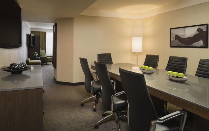 هتل Saskatoon Inn & Conference Centre