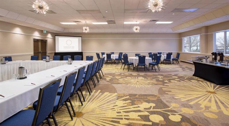هتل Saskatoon Inn & Conference Centre