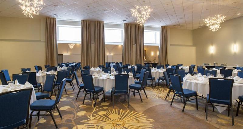 هتل Saskatoon Inn & Conference Centre