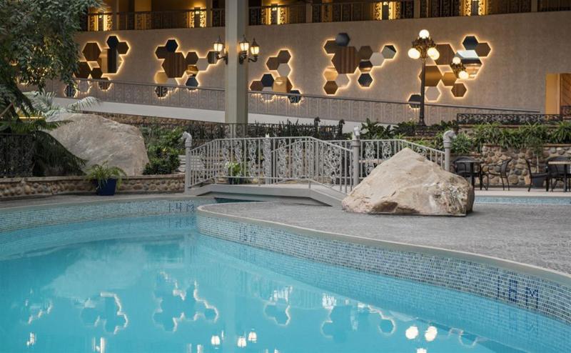 هتل Saskatoon Inn & Conference Centre