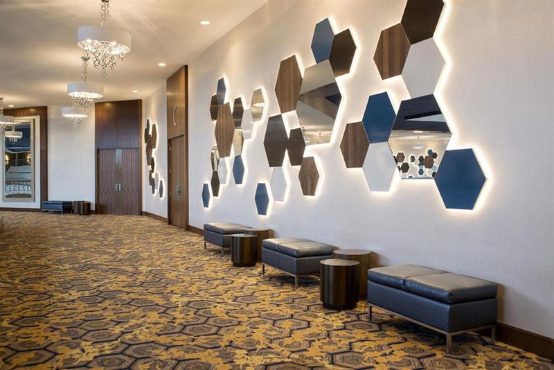 هتل Saskatoon Inn & Conference Centre