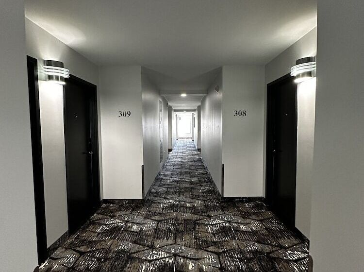 هتل Travelodge By Wyndham Regina