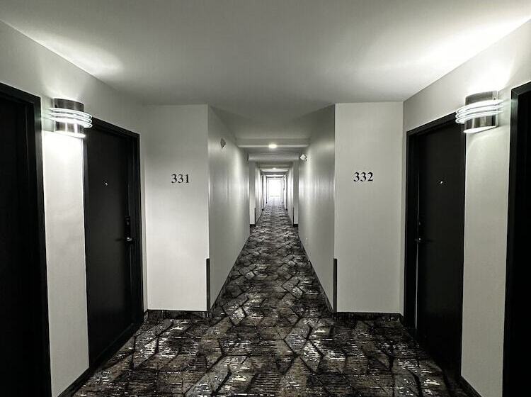 هتل Travelodge By Wyndham Regina