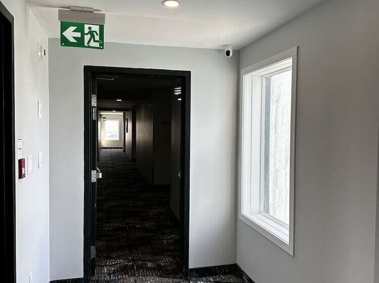 هتل Travelodge By Wyndham Regina