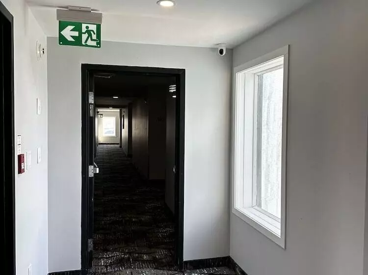 ホテル Travelodge By Wyndham Regina