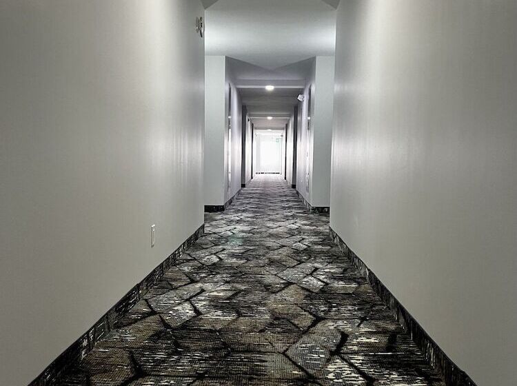 هتل Travelodge By Wyndham Regina