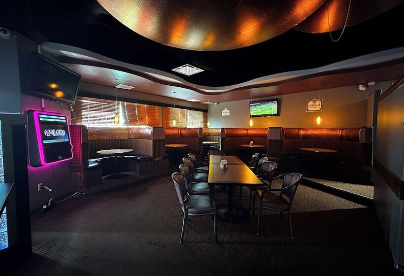 هتل Travelodge By Wyndham Regina