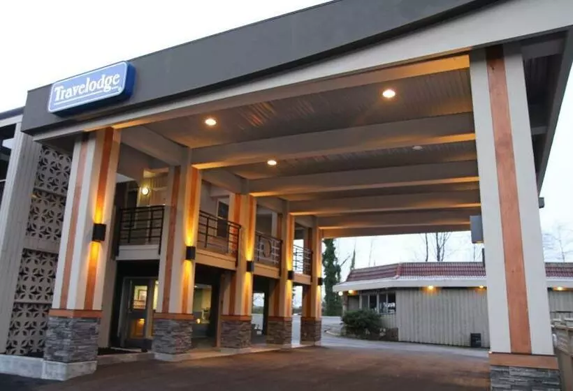 Отель Travelodge By Wyndham Vancouver Lions Gate