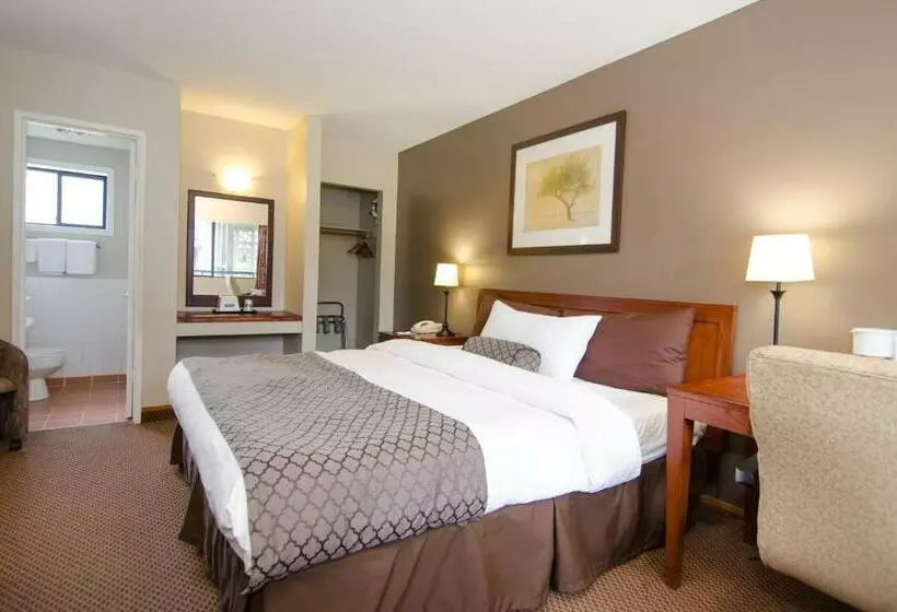 Отель Travelodge By Wyndham Vancouver Lions Gate