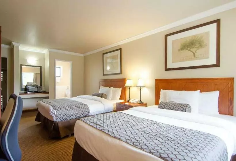 Отель Travelodge By Wyndham Vancouver Lions Gate