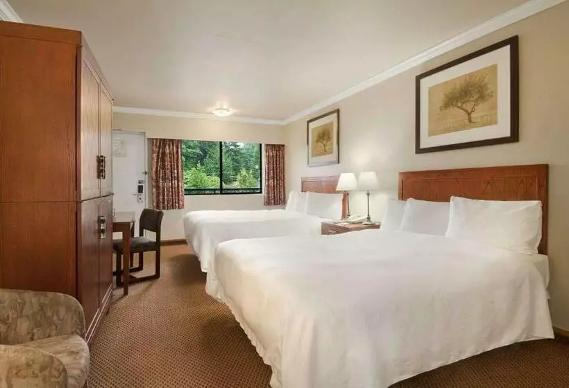 Отель Travelodge By Wyndham Vancouver Lions Gate