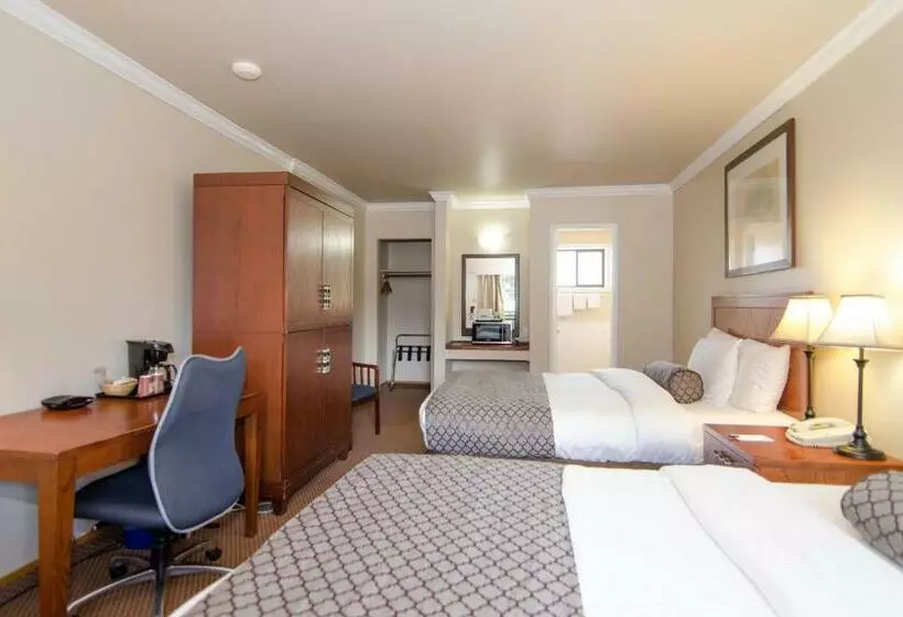 Отель Travelodge By Wyndham Vancouver Lions Gate