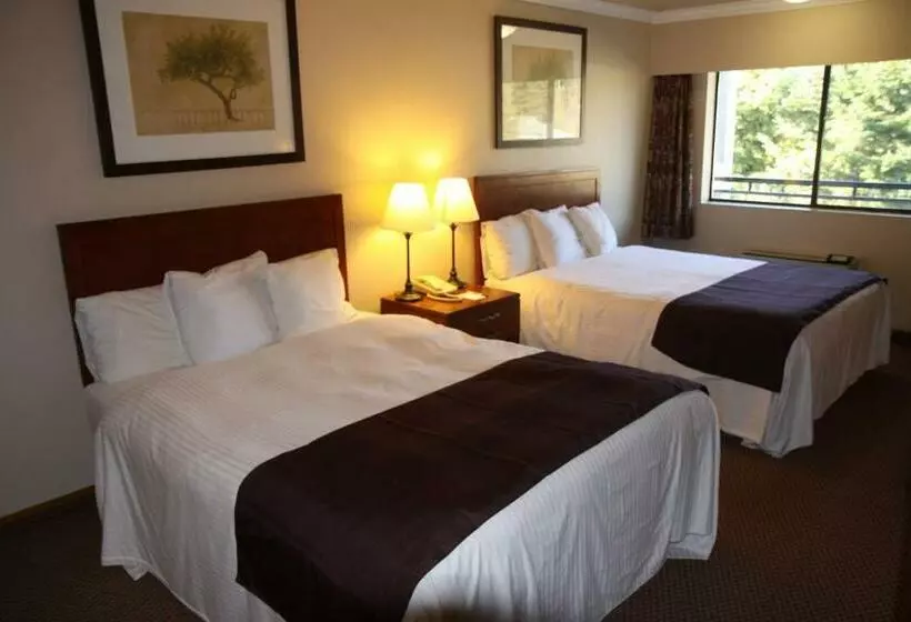 Отель Travelodge By Wyndham Vancouver Lions Gate