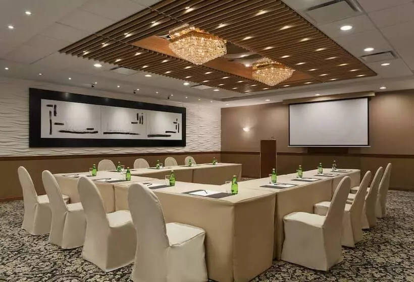 Poco Inn And Suites Hotel & Conference Centre