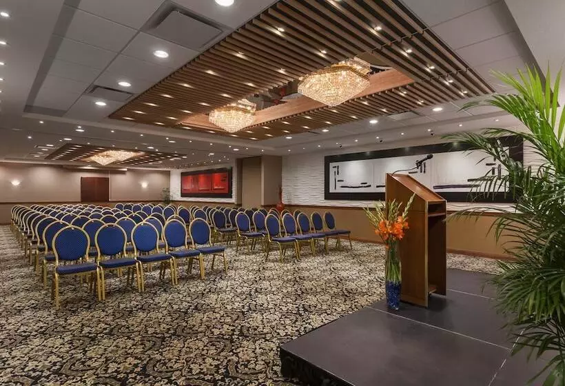 Poco Inn And Suites Hotel & Conference Centre