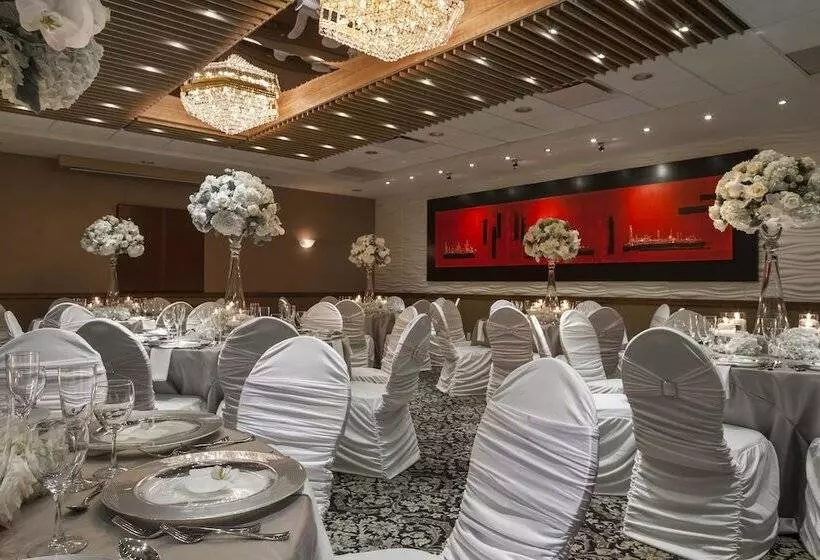 Poco Inn And Suites Hotel & Conference Centre