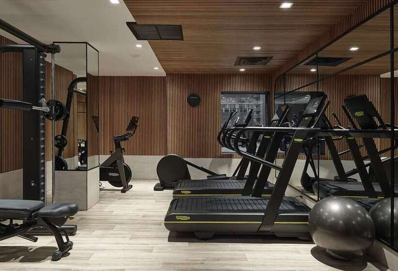 Vogue Hotel Montreal Downtown, Curio Collection By Hilton