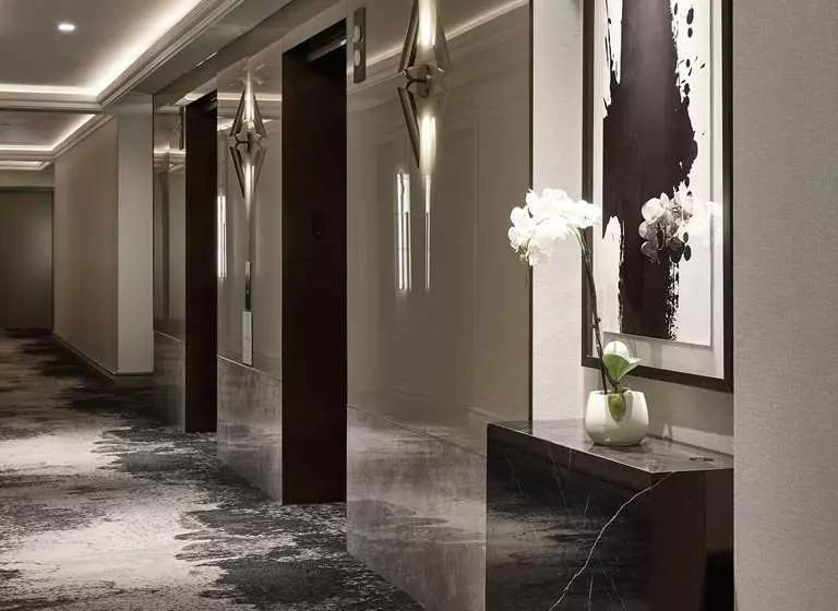 Vogue Hotel Montreal Downtown, Curio Collection By Hilton