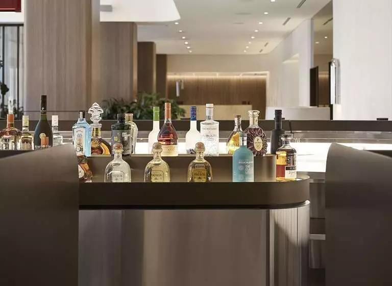 Vogue Hotel Montreal Downtown, Curio Collection By Hilton