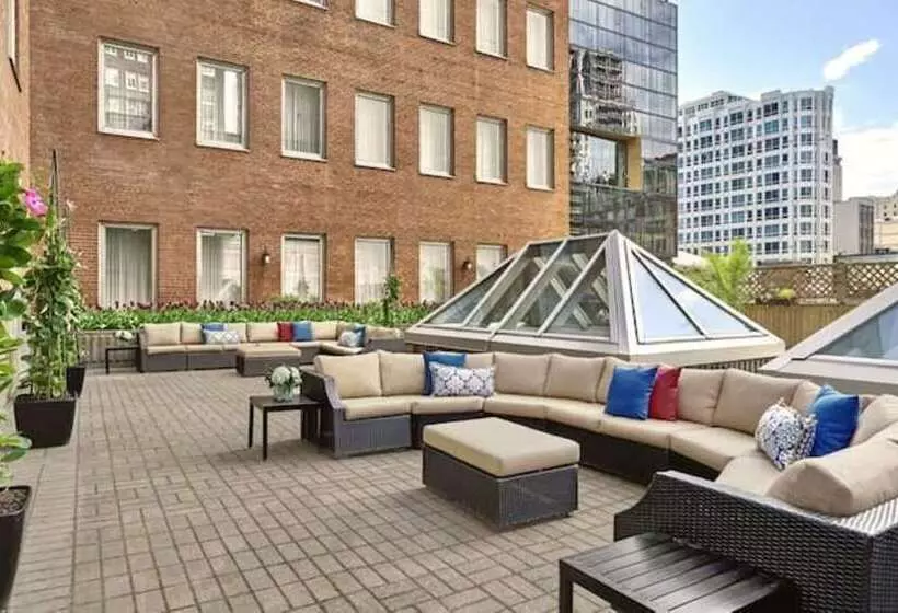 Vogue Hotel Montreal Downtown, Curio Collection By Hilton