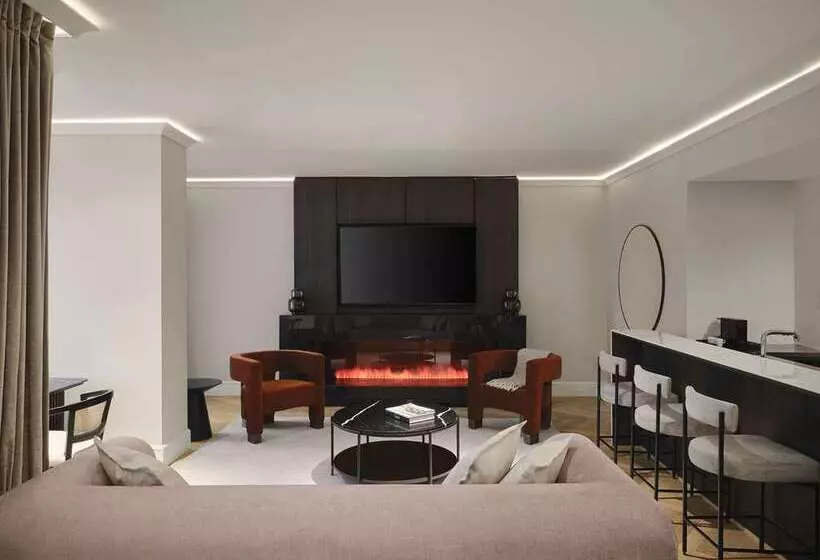 Vogue Hotel Montreal Downtown, Curio Collection By Hilton