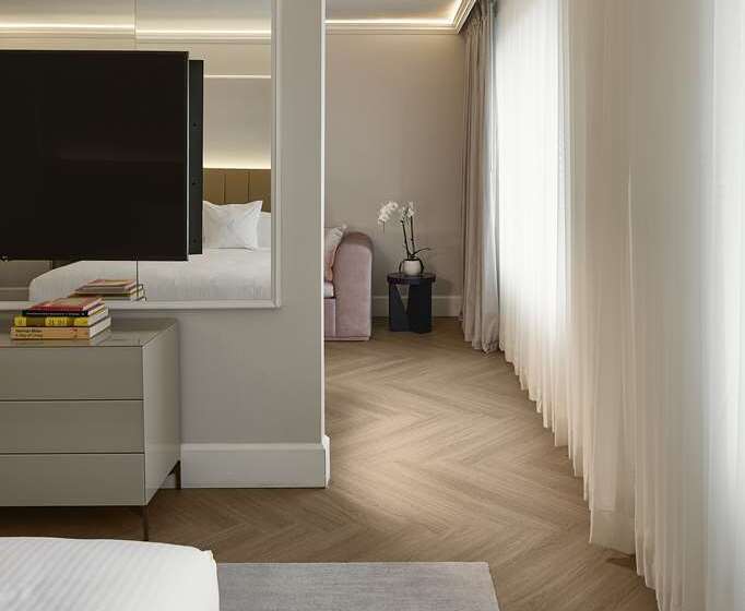 Vogue Hotel Montreal Downtown, Curio Collection By Hilton