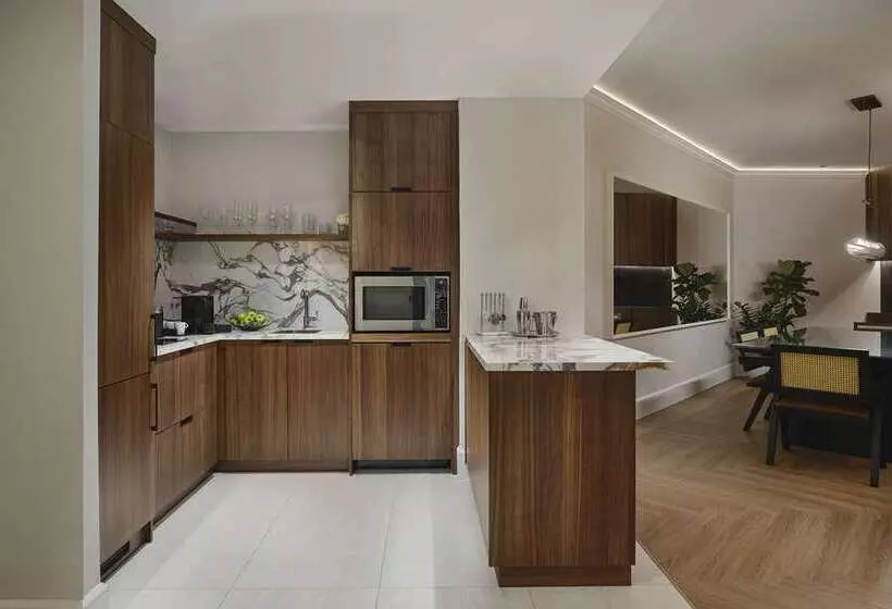 Vogue Hotel Montreal Downtown, Curio Collection By Hilton