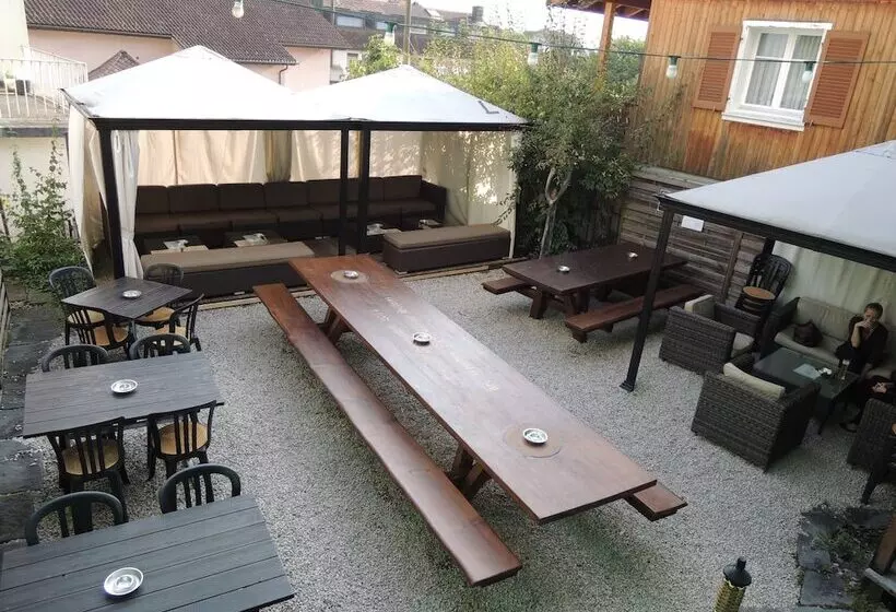 Hirschen Backpacker Hotel & Pub